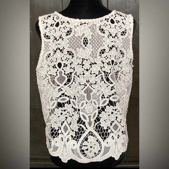 Acemi white lace & crochet tank top - Size Medium - Picture 3 of 9